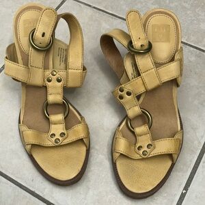 Frye Mandy T Women's Yellow Leather T Strap Sandals Size 9
